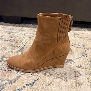Dolce vita Tan Suede Ankle Boots